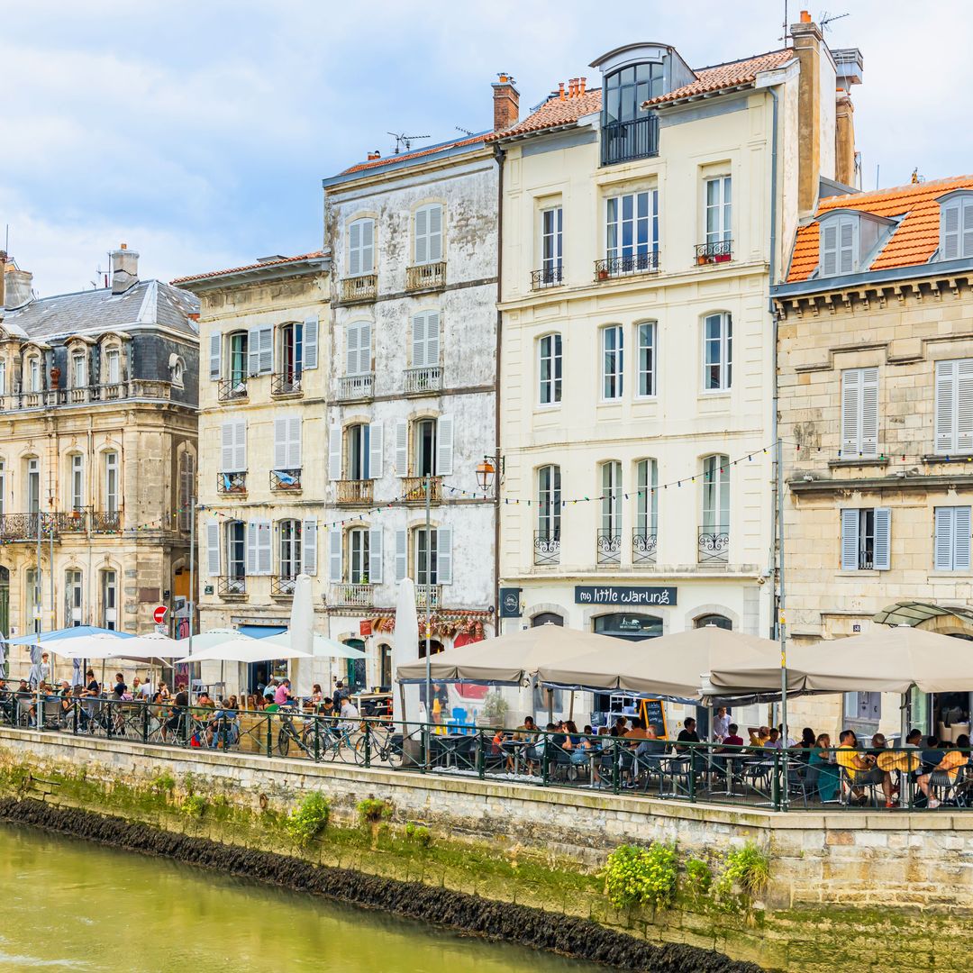 Bayona y terrazas en el Nive, Francia