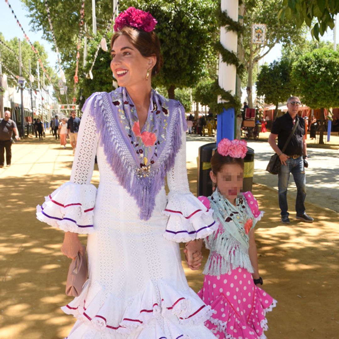 El posado de Carmen Rivera, de 10 años, vestida de flamenca que simboliza el legado de Lourdes Montes