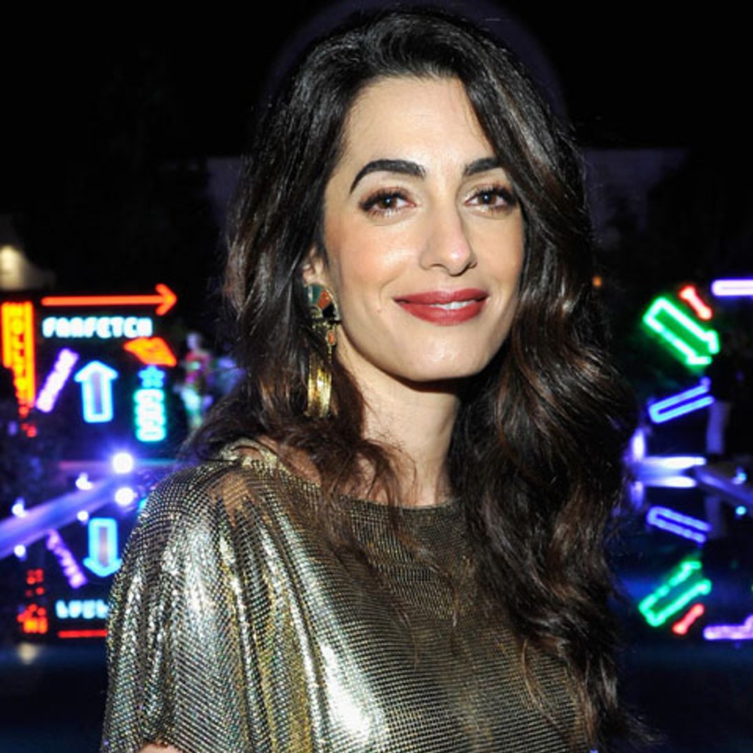 Amal Clooney vuelve a demostrar su debilidad por los vestidos de décadas pasadas
