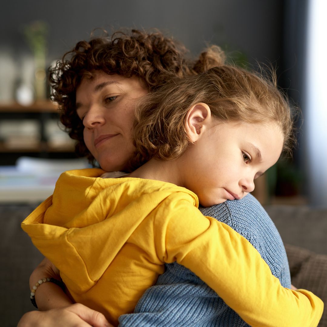 Cómo enseñar a tus hijos a hablarse bien según la psicóloga Carmen Esteban: "Durante la adolescencia la comparación y autoexigencia se vuelve más intensa"