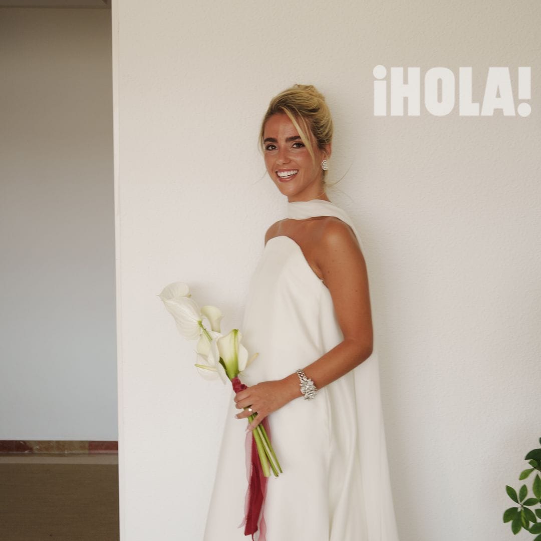 El look de novia de Paty Sánchez-Flores: un vestido de escote media luna y fular al cuello