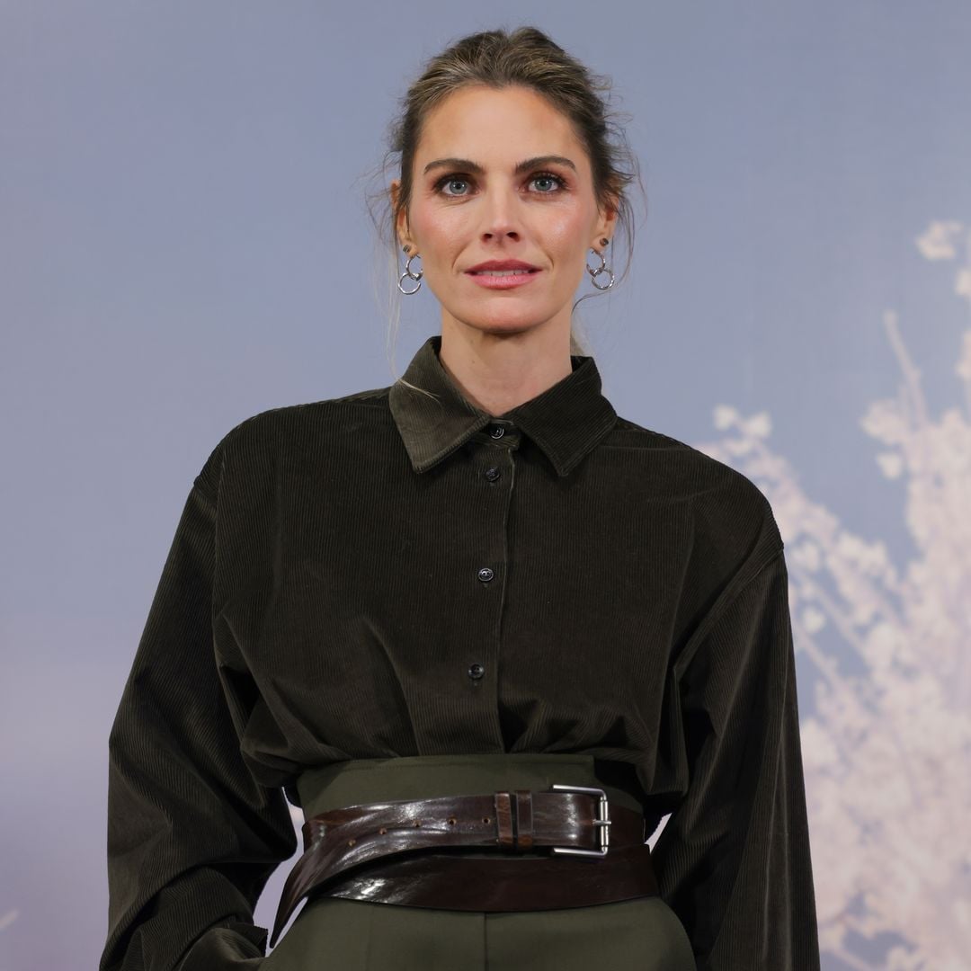 El look de Amaia Salamanca que reúne todos los imprescindibles de la temporada: color caqui, pana y cinturón XL