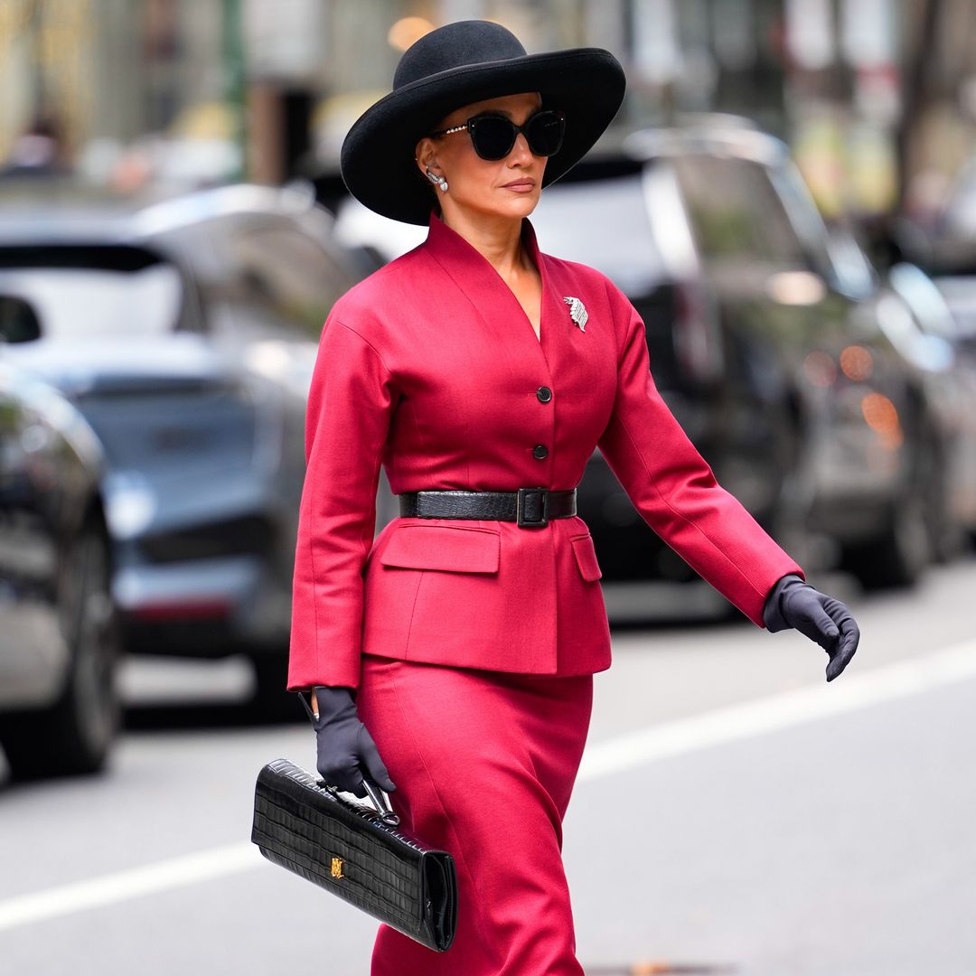 Jennifer Lopez, irreconocible por Nueva York: a todo color en rojo y con zapatos españoles de lana