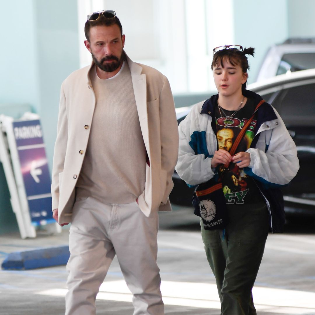 Junto a Ben Affleck, Fin muestra su nuevo y divertido look en una reciente salida juntos