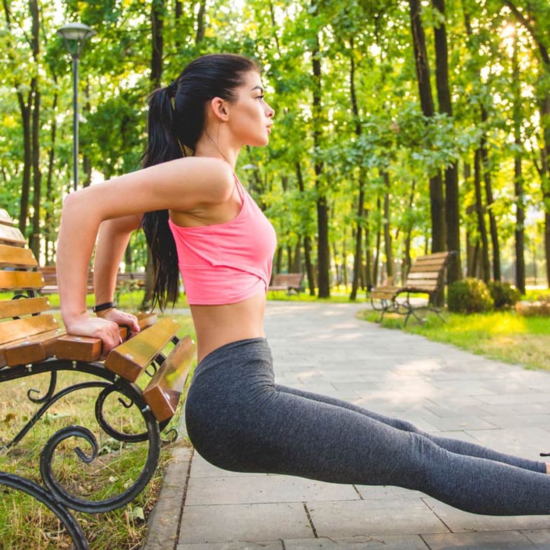 10 ejercicios para ponerte en forma en los que solo necesitas un banco del parque