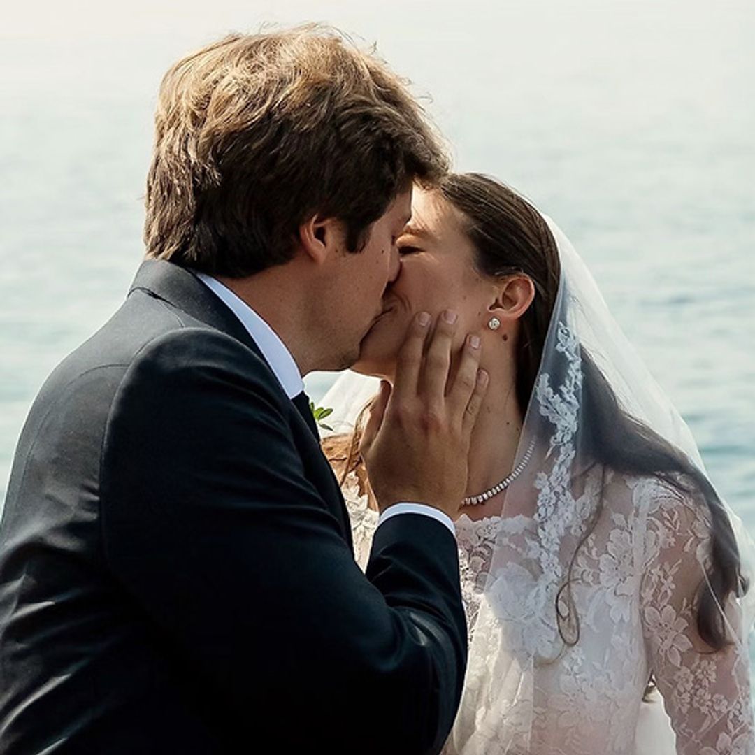 La lujosa boda en el Lago de Garda de una novia gemóloga con vestido inspirado en el de su madre y un corgi llevando los anillos al altar