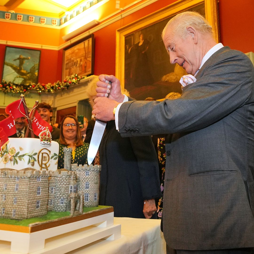 Las fotos más divertidas de Carlos III que no te puedes perder: en metro y sorprendido con un castillo para comérselo