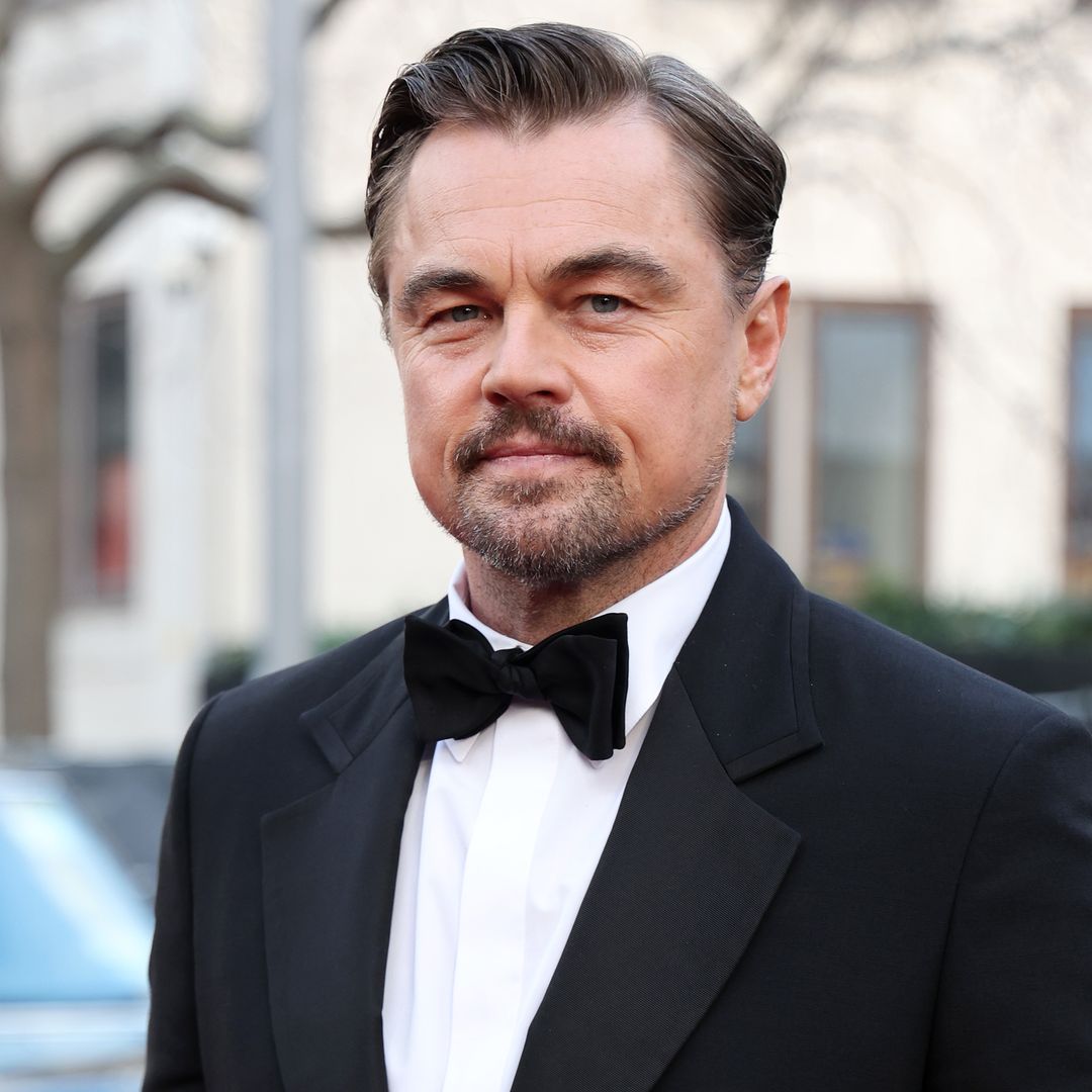 Ni rastro de números ni banco: el secreto de la tarjeta blanca con la que Leonardo DiCaprio dejó 50.000 euros de propina