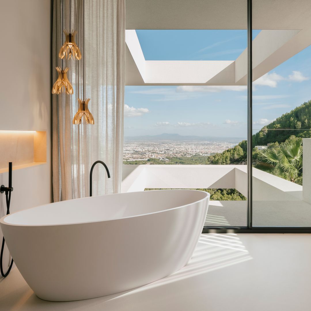 Baños que se abren al exterior para huir del calor: diez oasis sensoriales donde el verano se vive mejor