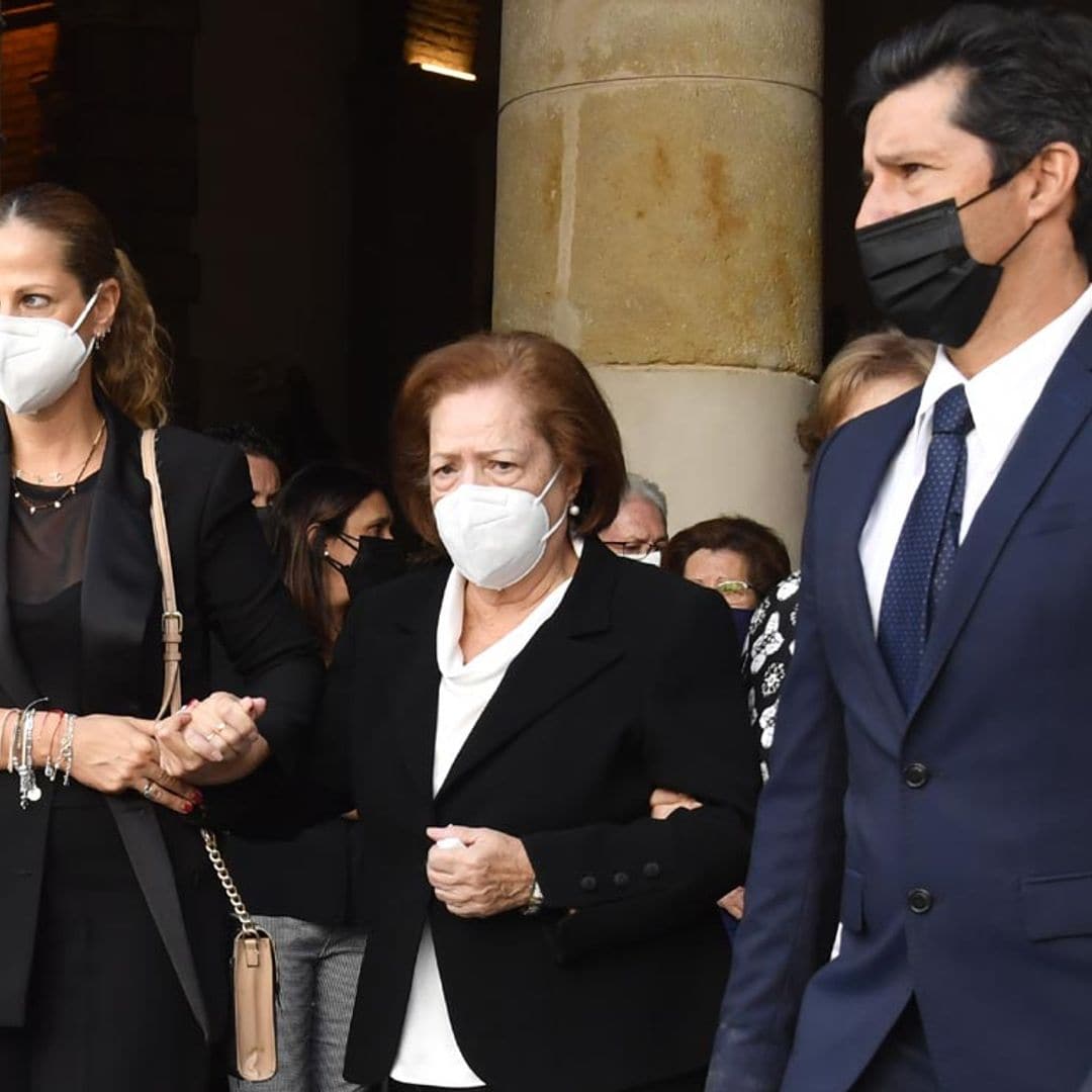 Pastora Soler da el último adiós a su padre acompañada de familiares y amigos como Toñi Moreno