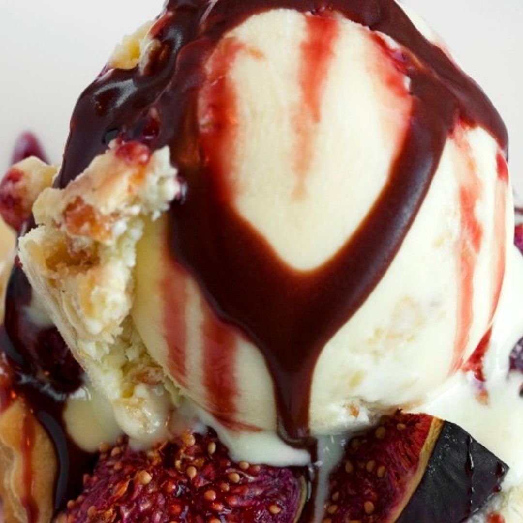 Helado 'biscuit' de higos con chocolate