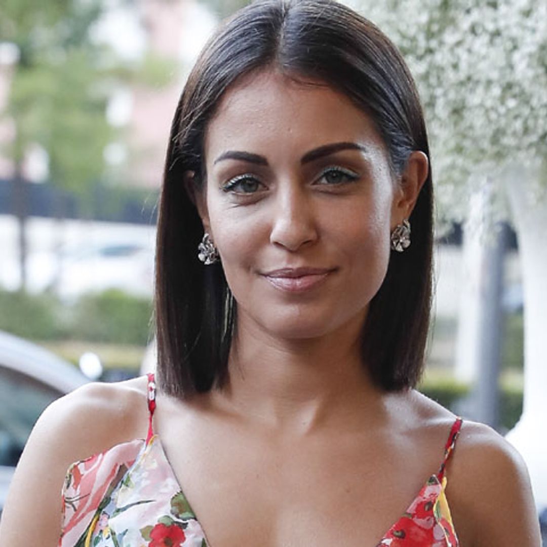 Hiba Abouk vs Rosie Huntington o cuando el vestido blanco camisero se convierte en 'top look'