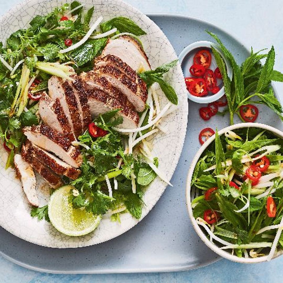 Ensalada de papaya verde con pollo