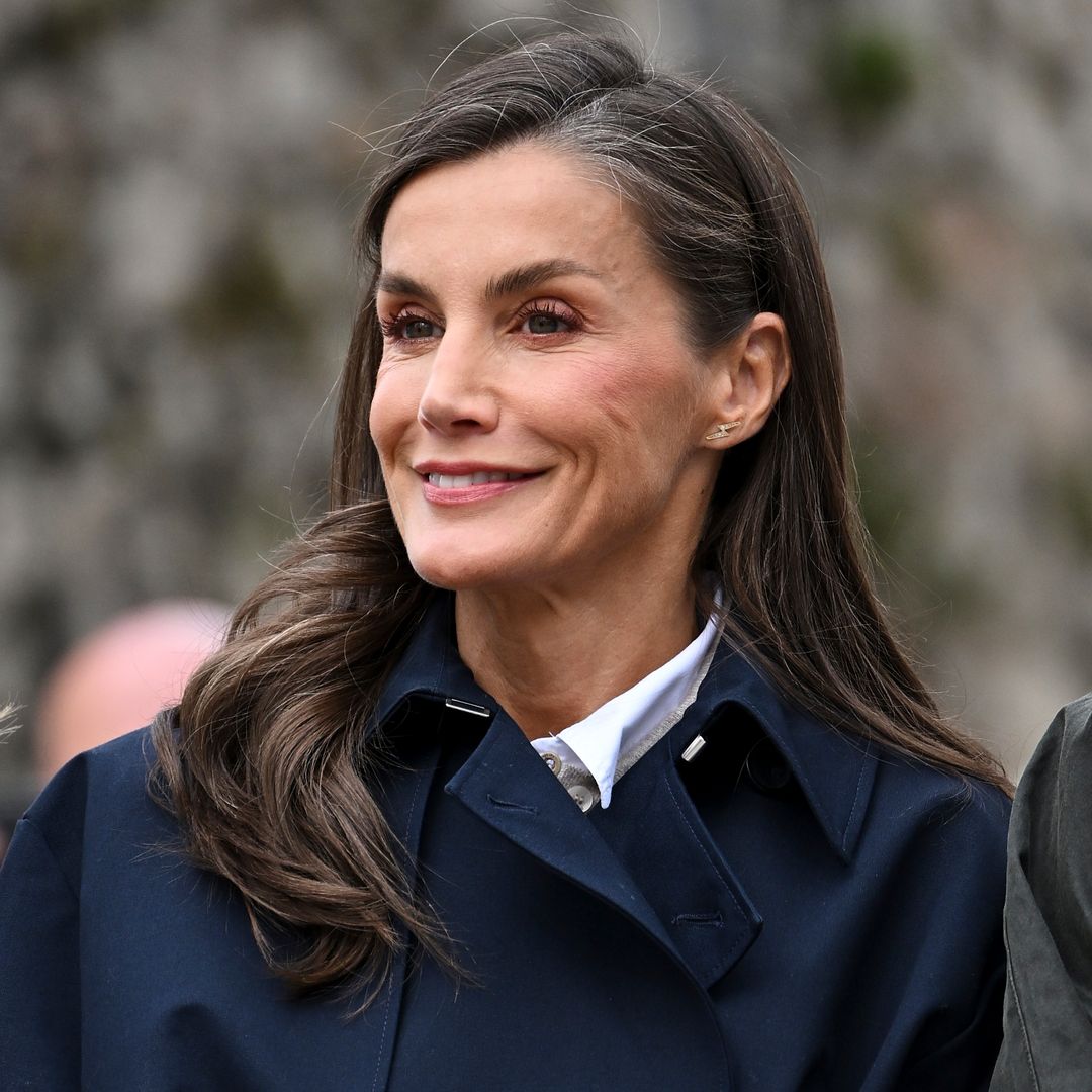 La reacción de la reina Letizia tras perder el equilibrio y resbalar en un barco en Llanes