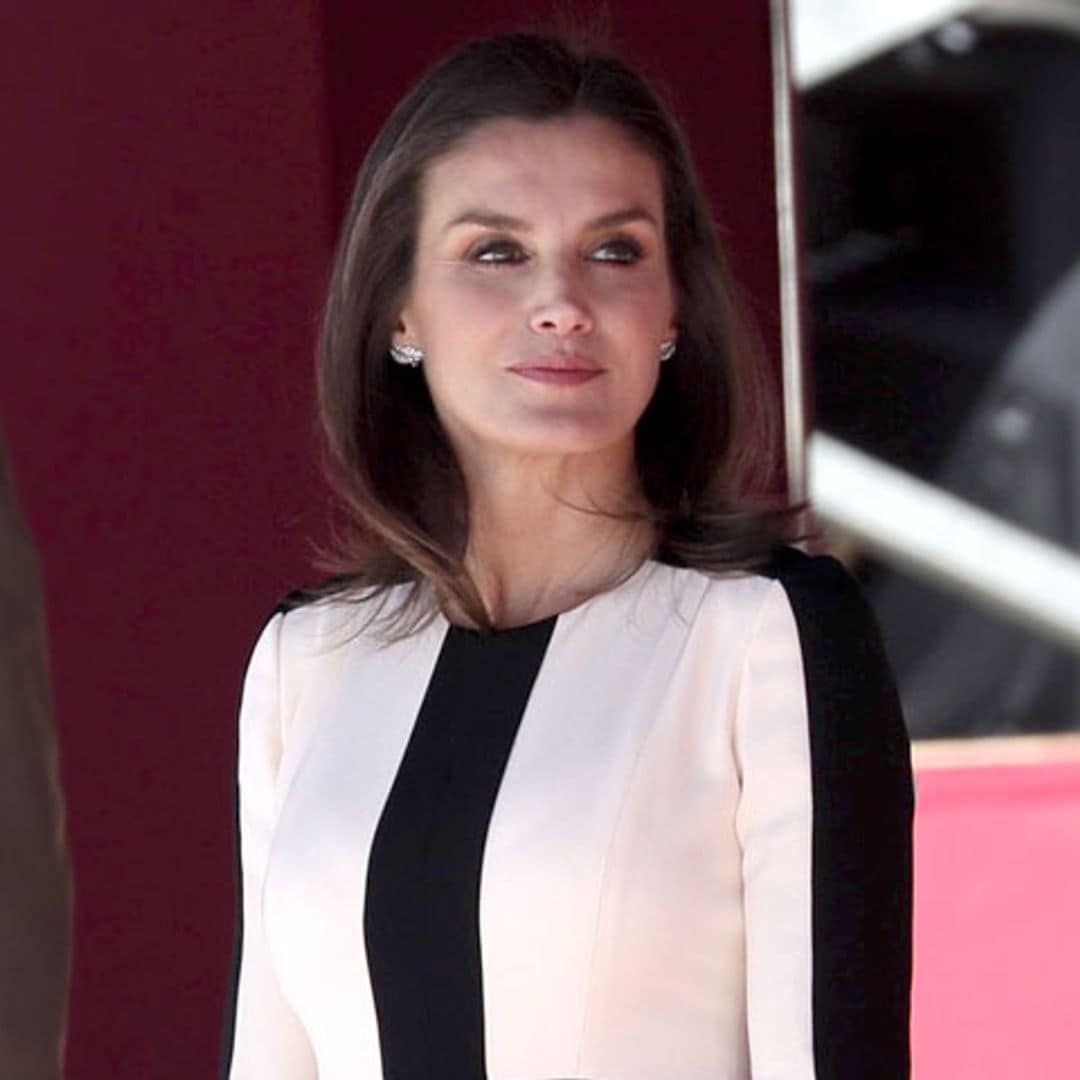 El nuevo vestido con efecto óptico de la Reina que amplía su colección de éxitos