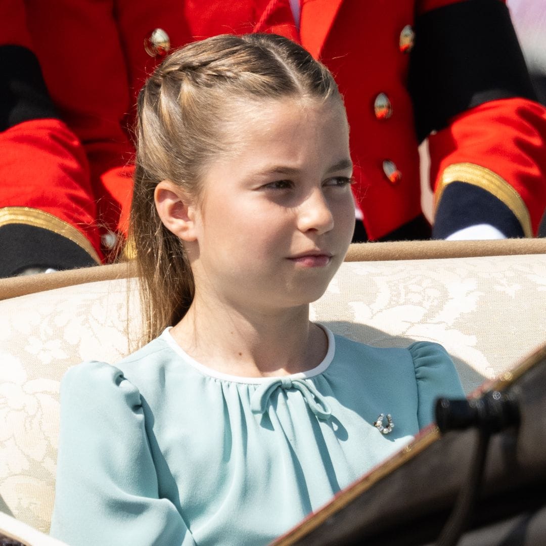 Los gestos de la princesa Charlotte, la otra gran protagonista: una reverencia, un guiño a Isabel II y el mensaje de su madre