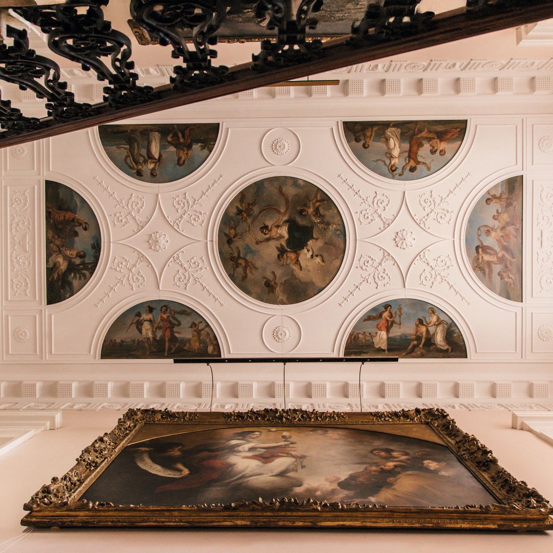 El vestíbulo, con paneles pintados empotrados por Joseph Barney, bajo los cuales cuelga la obra "La fe"