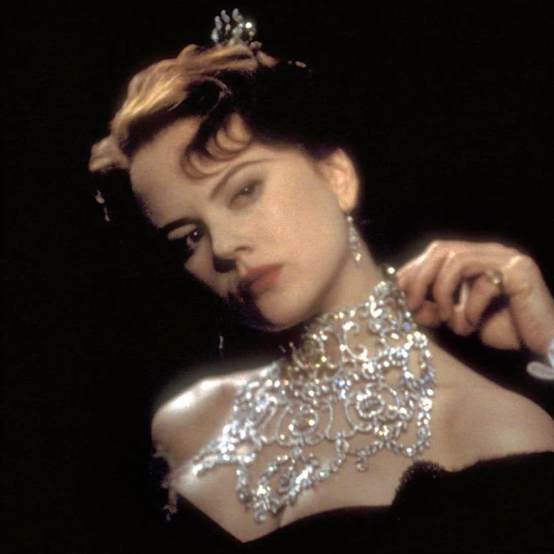 El collar más famoso del cine, el que llevó Nicole Kidman en 'Moulin Rouge', existe por la cicatriz de una reina