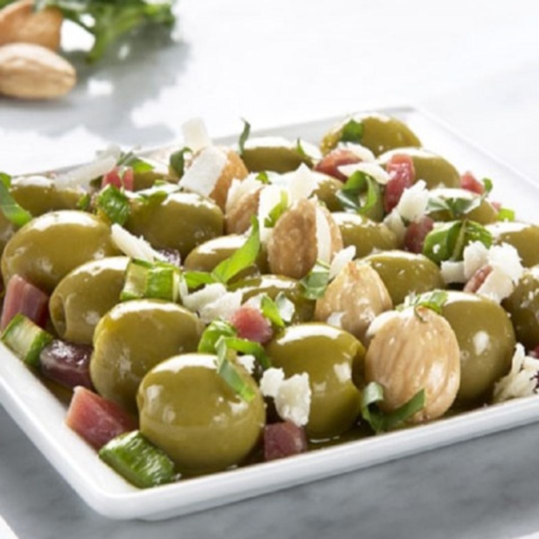 Aceitunas con espárragos y almendras tostadas