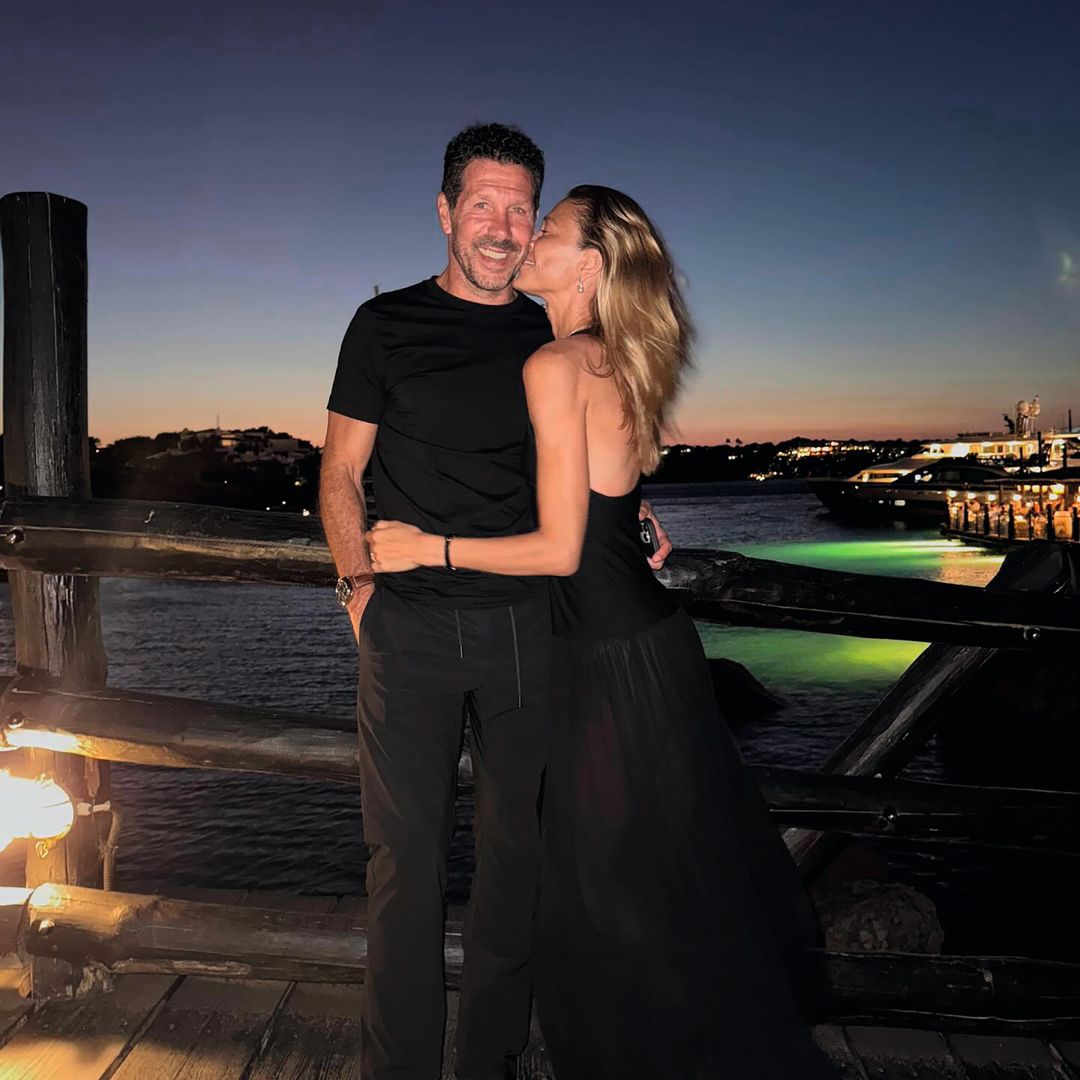 CARLA PEREYRA Y DIEGO SIMEONE SUS IMÁGENES MÁS DIVERTIDAS Y CÓMPLICES, EN IBIZA, CON SUS HIJAS
