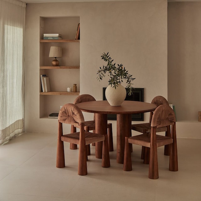 Salón con muebles de madera