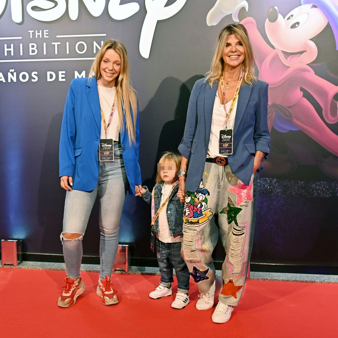 Una orgullosa Arantxa de Benito comparte con su nieto Hugo, de 2 años, la magia de Disney