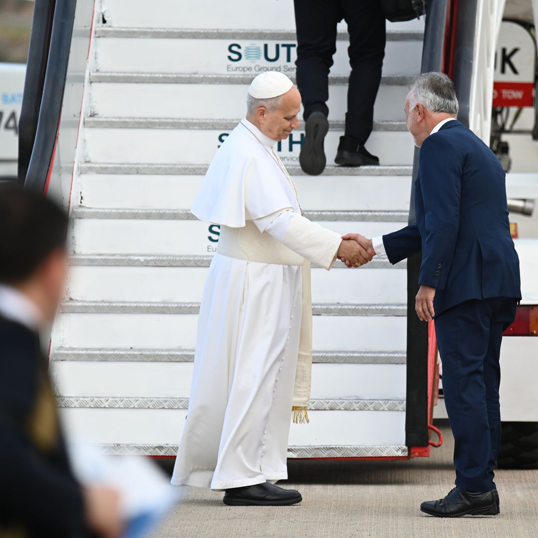 El Papa León XIV saluda al Ministro de Política Territorial y Memoria Democrática, Ángel Víctor Torres, mientras se despide de Gran Canaria en la Base Aérea Gran Canaria-Gando el 12 de junio de 2026