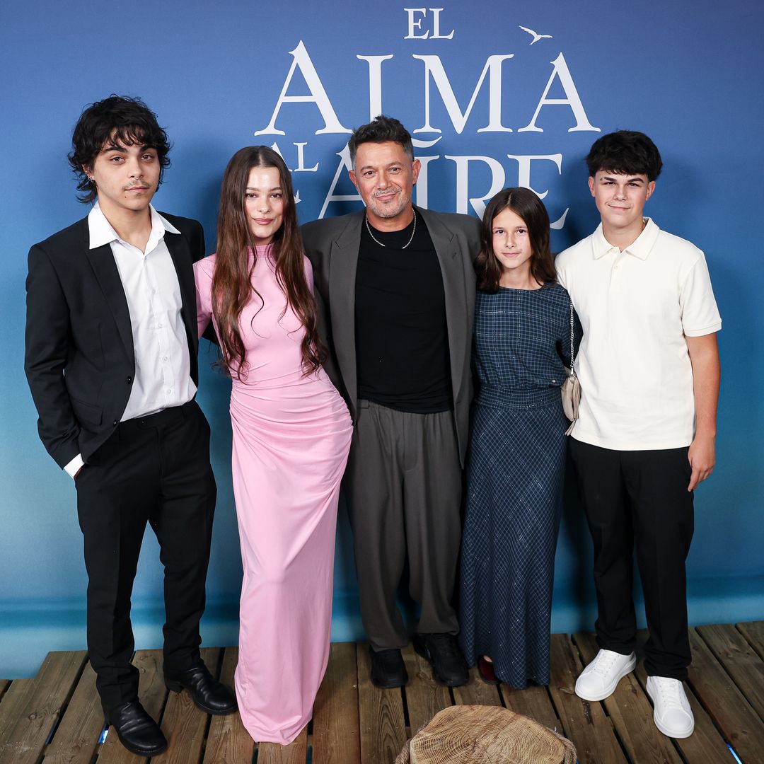 Alejandro Sanz presume a su familia: posa con sus cuatro hijos y su novia Stephanie Cayo