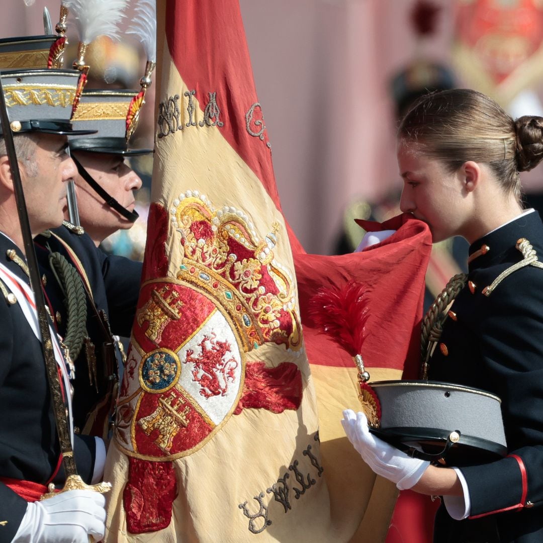 Así fue la jura de bandera de la princesa Leonor, hace dos años: presidida por sus padres y con uniforme de gala