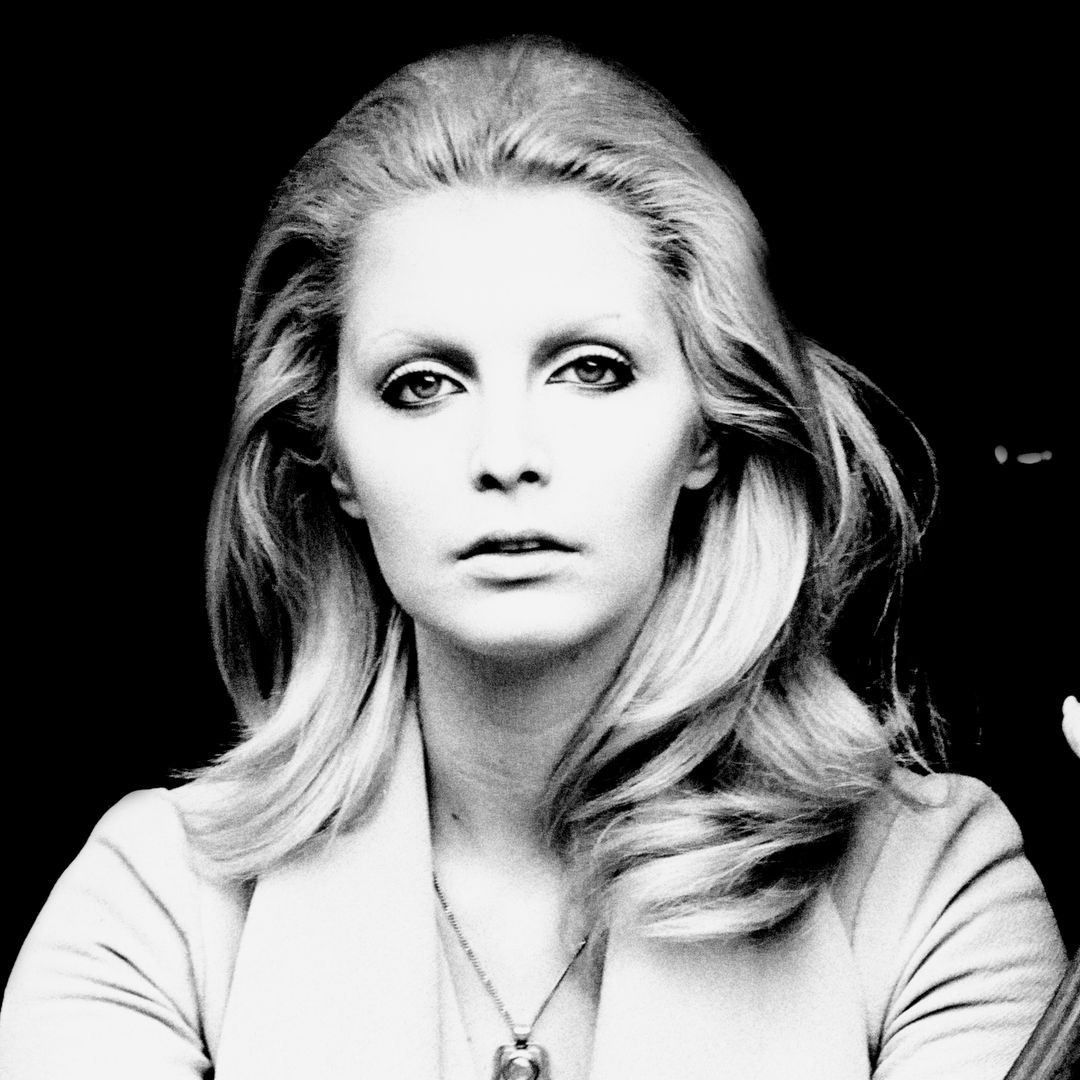 Descubrimos a Patty Pravo, la 'bambola' (casi) octogenaria que ha desbancado a Rosalía y Taylor Swift del Número 1 por 'culpa' de Madonna