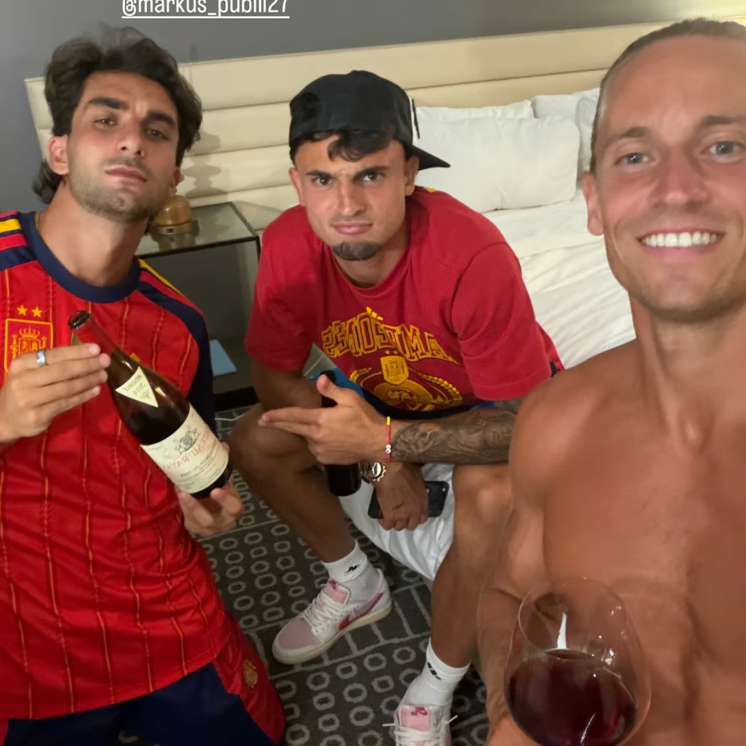 Marcos Llorente compartió con Marc Pubill y Ferrán Torres un brindis con un exclusivo vino que cuesta casi mil euros la botella.