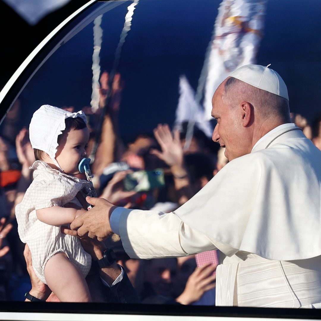 Durante el recorrido, el Santo Padre bendijo a algunos de los bebés que los escoltas le fueron acercando a su vehículo. En total, unas 500.000 personas escucharon emocionadas las palabras de León XIV, quien les encomendó una misión que suena simple: "Sed humanos"