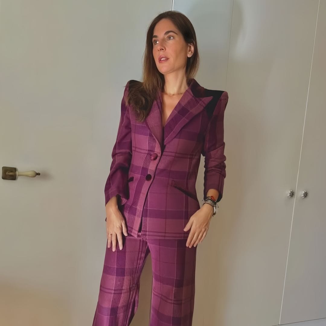 Lourdes Montes acierta en el bautizo de su sobrino con un traje de firma española ideal para invitadas de invierno