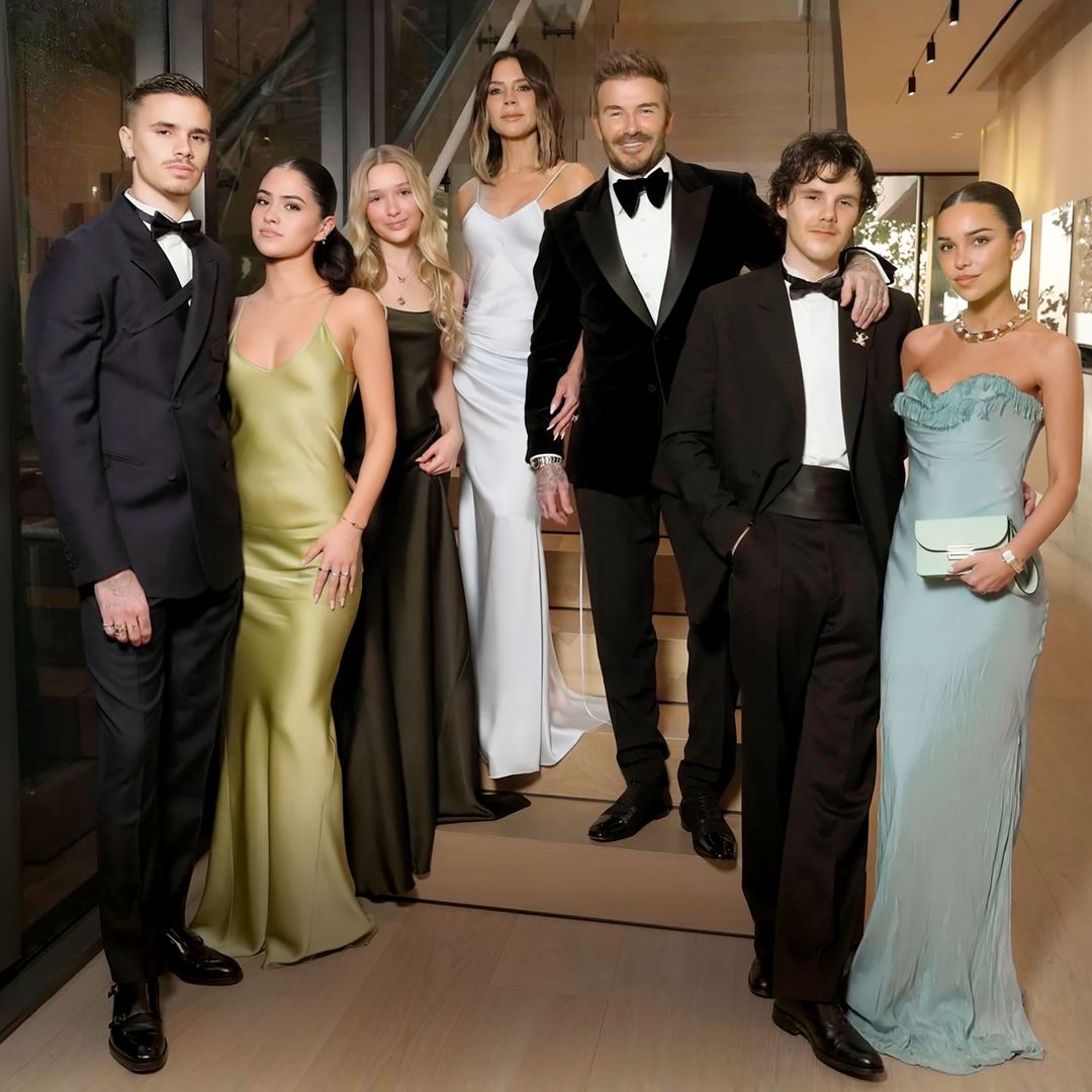 David y Victoria Beckham flanqueados por tres de sus cuatro hijos y sus respectivas parejas. 