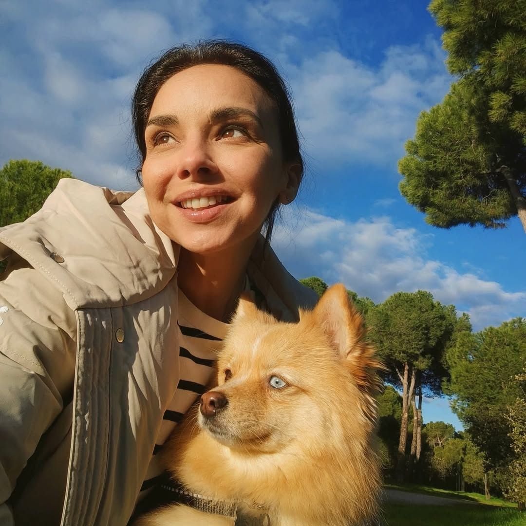 Chenoa reaparece tras su éxito en las campanadas sin maquillaje y con su inseparable compañera