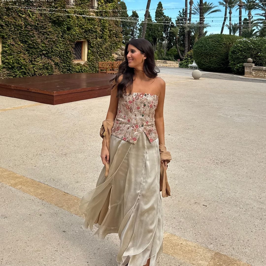 La invitada más elegante de esta boda en Jávea eligió un corsé joya y falda de volantes