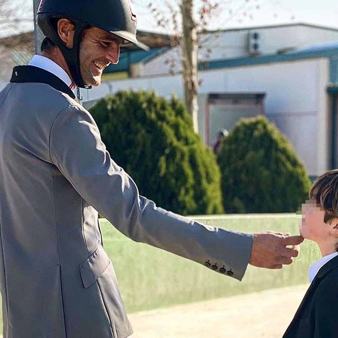 Amelia Bono presume del debut de su hijo Manu en un concurso hípico junto a su mejor mentor