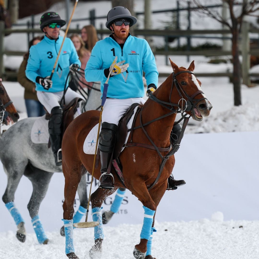 Navidades accidentadas para el príncipe Harry: se lesiona jugando Snow Polo en Aspen