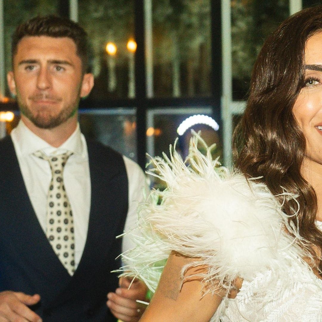 Con plumas y pedrería: el segundo y rompedor vestido de Sara Botello en su boda con Aymeric Laporte