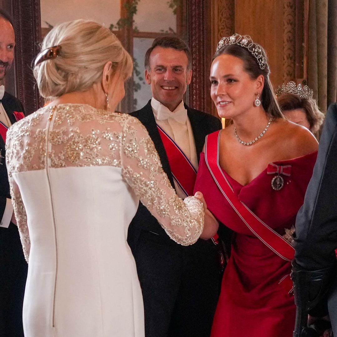 Ingrid de Noruega impacta con los Macron: tiara llena de significado y vestido con el que reivindica la sostenibilidad