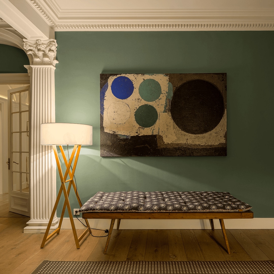 Interior con pared verde y molduras