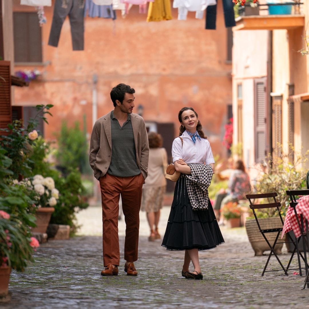 Plaza de España de Roma, Lily Collins como Emily, Eugenio Franceschini como Marcello en Emily en París, Roma, 