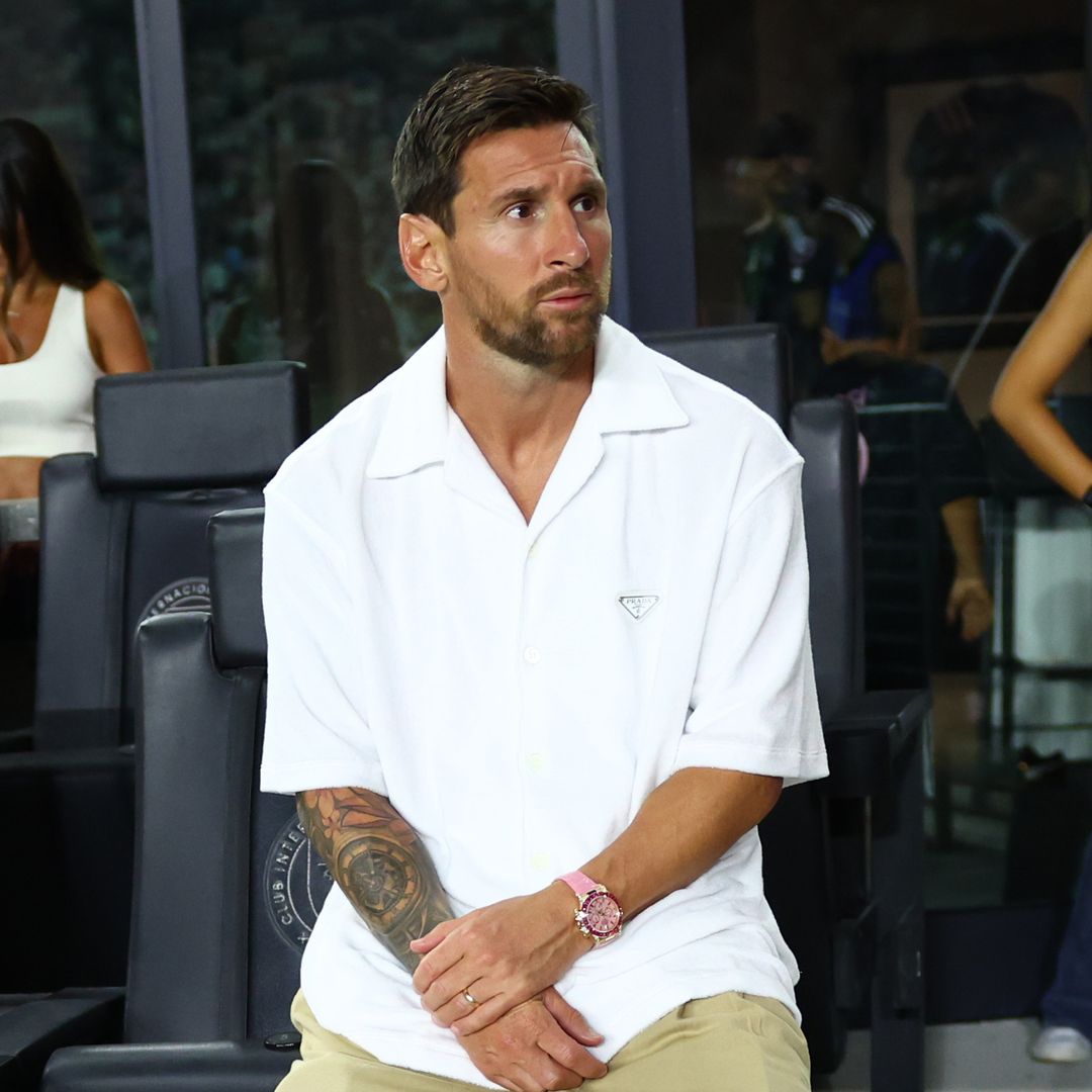 Lionel Messi causa furor con el lujoso y original nuevo accesorio que lució en la banca