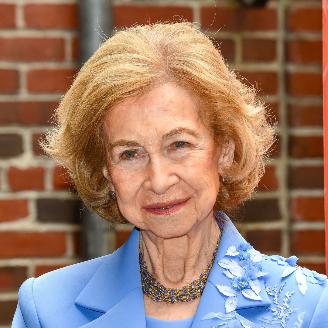 En Directo. El rey Felipe VI impone a su madre, la reina Sofía, el Toisón de Oro en el Palacio Real