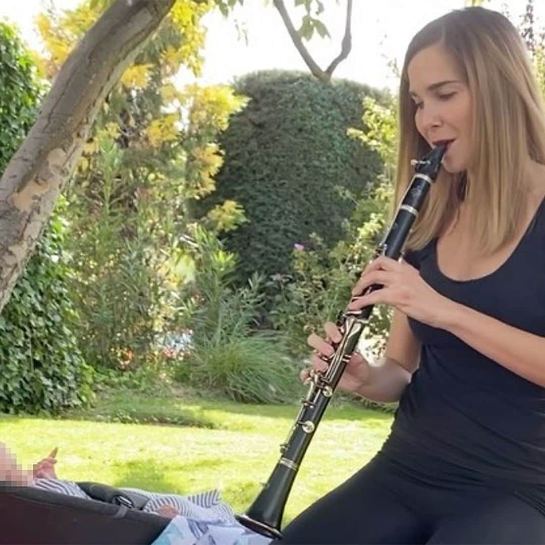 Escucha a Natalia Sánchez tocar el clarinete a su hijo Neo