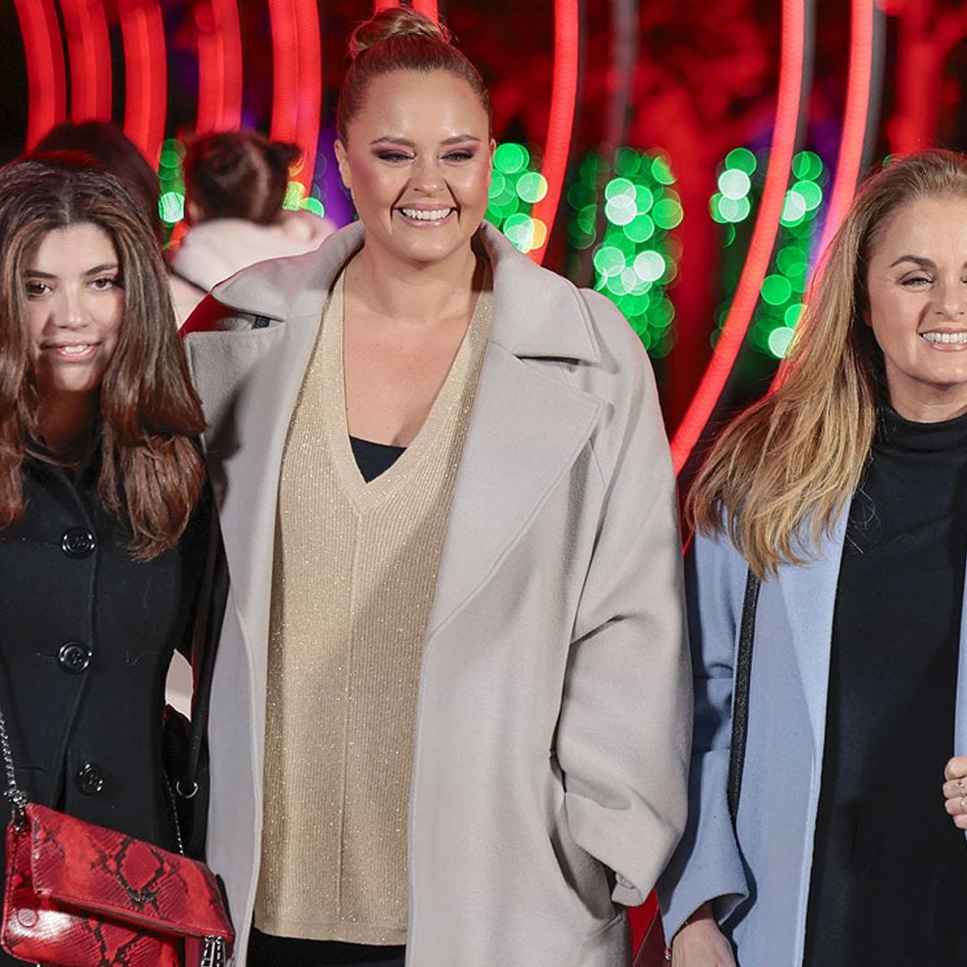 Shaila Dúrcal inaugura la Navidad junto a su hermana Carmen y su hija Aitana en un evento lleno de magia