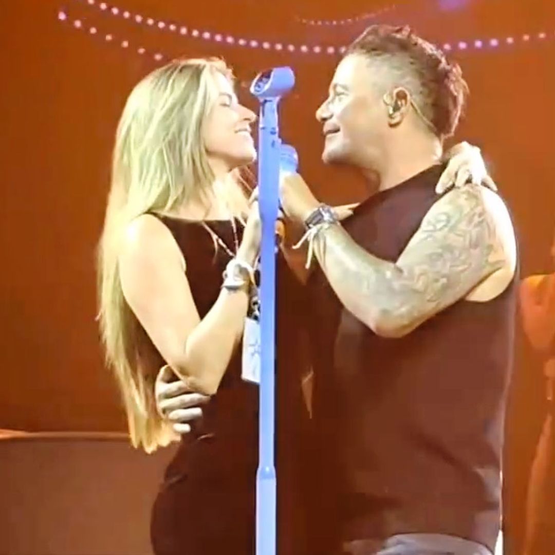 El momentazo de Alejandro Sanz y Stephanie Cayo cantando juntos 'Corazón Partío' sobre el escenario