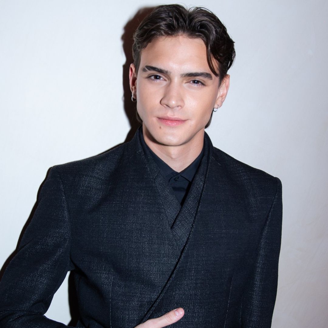 Gabriel Guevara con traje de chaqueta negro