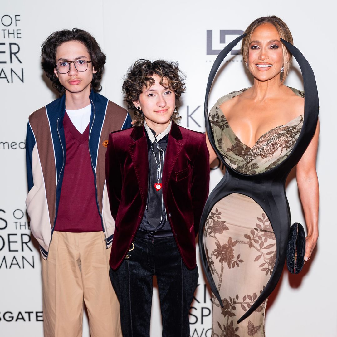 Jennifer Lopez sorprende con una aparición emotiva y poco usual junto a sus hijos sobre el escenario de su residencia en Vegas