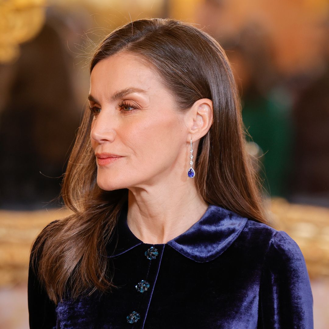 La reina Letizia vuelve a confiar en Felipe Varela: sobria elegancia con vestido de terciopelo azul en Madrid